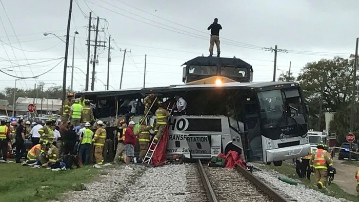 Zug gegen Bus: Vier Tote, 40 Verletzte