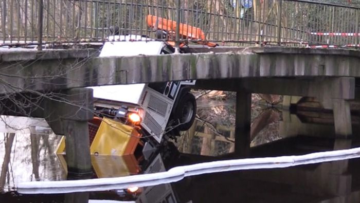 Streufahrzeug bricht durch Brücke
