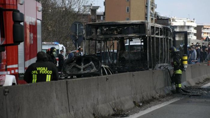 Mann steckt Schulbus in Italien in Brand - Kinder in Panik