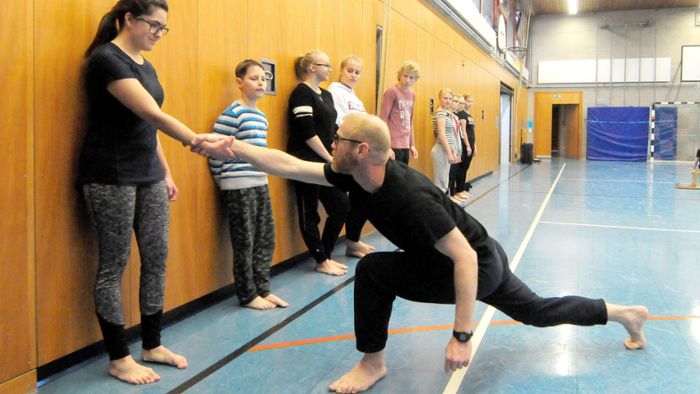 Tänzer und Choreograf übt mit Schülern