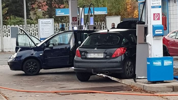 Auto kracht in Bad Berneck voll in  Zapfsäule – Insassen fliehen