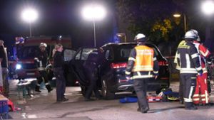 Auto erfasst Gruppe   –  sechs Verletzte