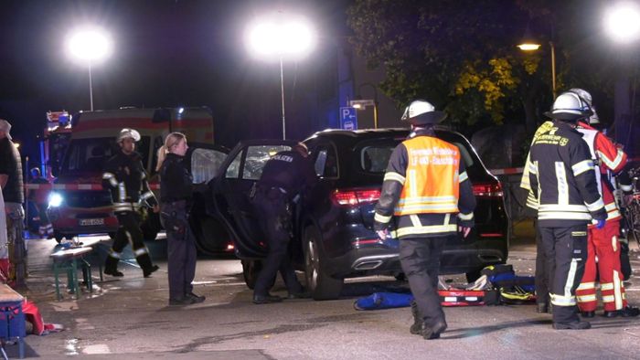 Auto erfasst Gruppe   –  sechs Verletzte