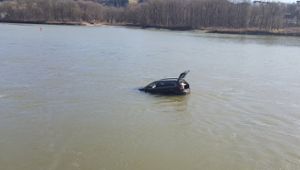 Donau: Versunkenes Auto wird geborgen