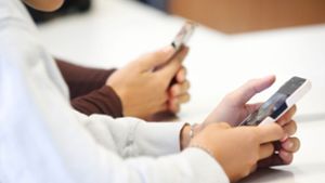 Schulen: OECD rät zu verantwortungsbewusster Nutzung von Handys