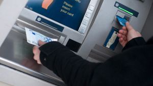 Maskierter mit Waffe: Raub am Geldautomaten