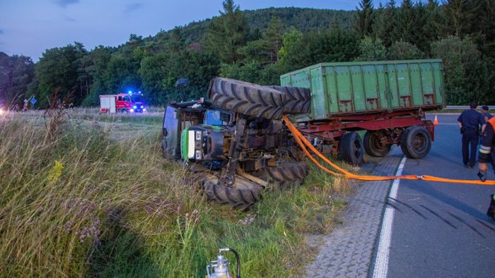 Traktor umgekippt: Fahrer verletzt