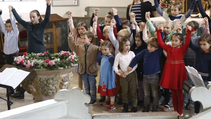 Englische Kinder begeistern im Chor
