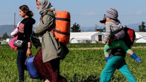 Hunderte Migranten verlassen Idomeni