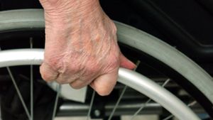 Betrunkener Rollstuhlfahrer von Bahngleis gerettet