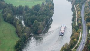 Frachter blockiert nach Havarie Donau