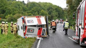 Porsche rammt Krankenwagen: Vier Schwerverletzte