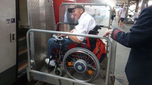 Rollstuhlfahrer kriegt keinen Zug