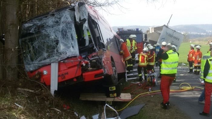 Crash mit Schulbus - Busfahrer schwer verletzt