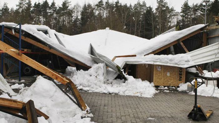 Schnee lässt Lagerhalle zusammenkrachen