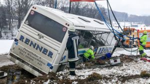 27 Kinder nach Unfall mit Schulbus im Krankenhaus