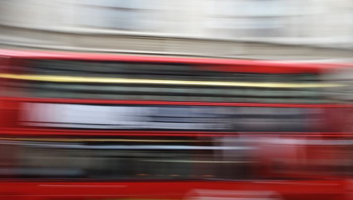Jogger in London schubst Frau vor Bus