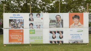 Parteien sauer: Plakatwände mit Motiven der Bürgermeisterwahl 2012