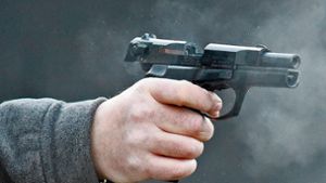 Frau erschrickt: Mann schießt auf ihrem Hof mit Waffe