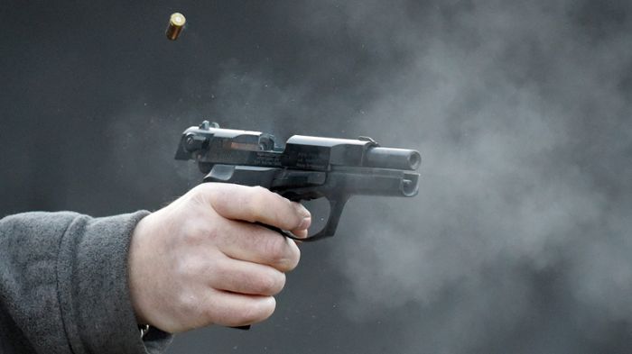 Mann schießt auf Polizisten