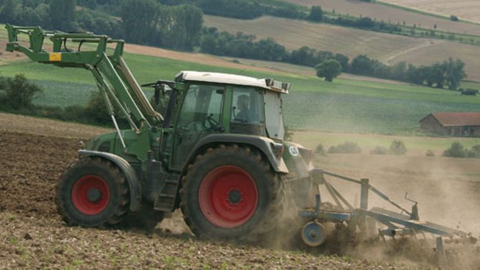 Traktor verliert fünf Tonnen Getreide in Würzburg