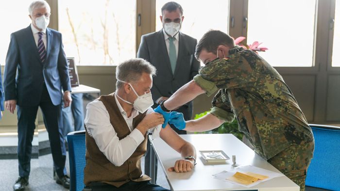 Minister Holetschek besucht Firmen-Impfzentrum