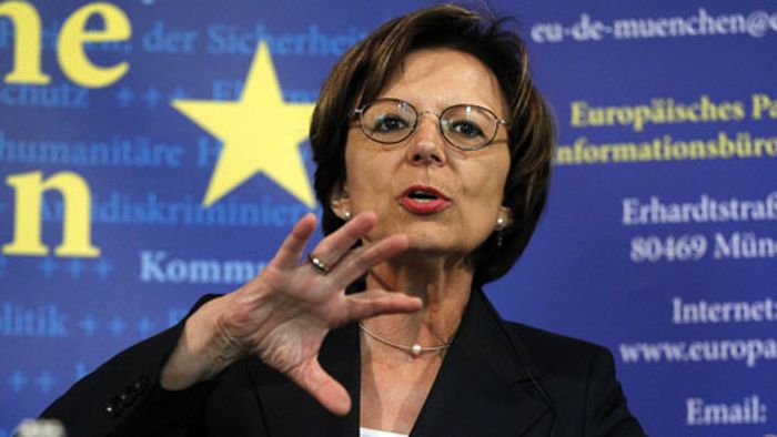 Ministerin Müller hat weiter Vertrauen in den Euro  Bürger im Herzogkeller skeptisch