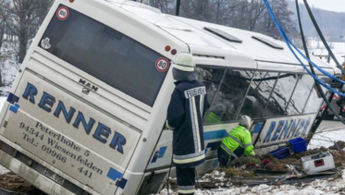 27 Kinder nach Unfall mit Schulbus in Krankenhaus