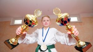 Junger Karate-Kämpfer holt Pokale