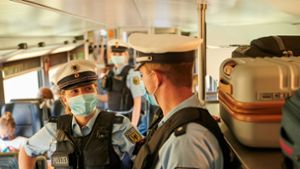 Maskenverweigerer fängt Streit im Zug an