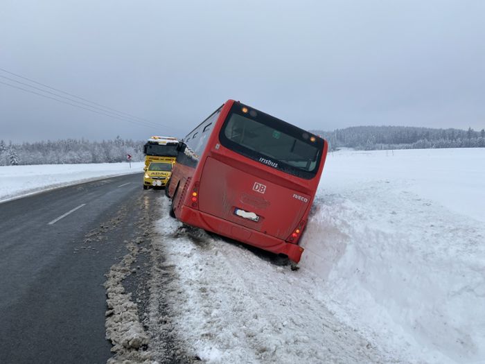 Landkreis Kulmbach: Bus in Straßengraben gerutscht