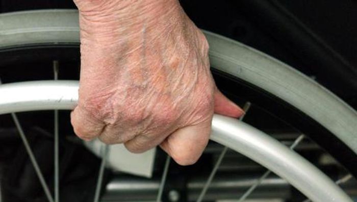 Mann wirft 82-jährige Rollstuhl-Fahrerin auf den Boden
