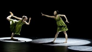 „Exquisite corpse II“ beim Nürnberger Ballet: Fröhliche Disco-Truppe, rätselhafte Frauen