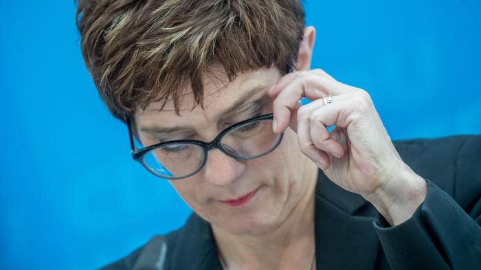 Nerven behalten: AKK in Zwickmühle zwischen SPD und Grünen