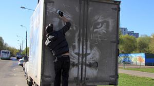Moskauer Künstler malt mit Dreck