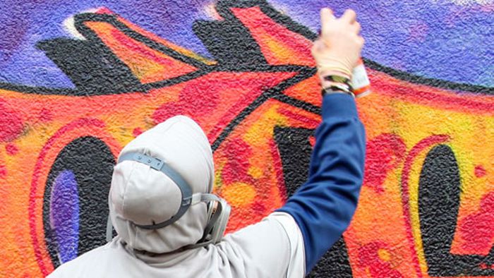 Hegelstraße: Täter sprühen Graffiti auf Mauer