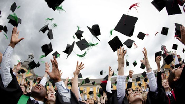 Schavan: Mehr junge Uni-Absolventen einstellen