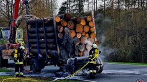 Landkreis Kulmbach : Holzfuhrwerk auf der B 303 in Flammen