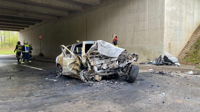Oberfranken: Auto brennt an A 73 aus - Fahrer stirbt