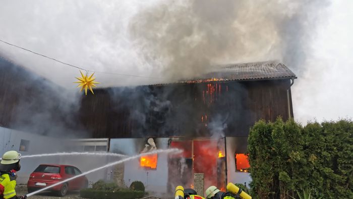 Landwirtschaftliche Halle in Flammen