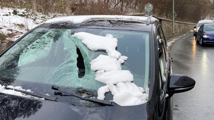 Eisplatte fällt von Lkw und durchschlägt Autoscheibe