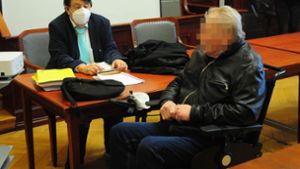 Seniorverbrecher kommt im Rollstuhl ins Gericht
