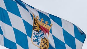 Herrmann stellt neue Einsatzanzüge für bayerische Polizei vor