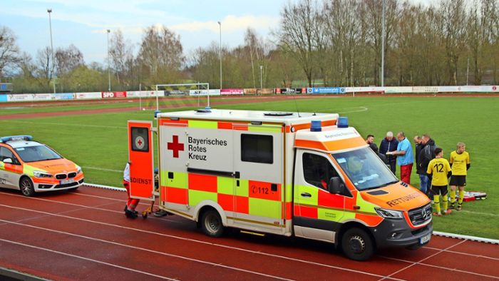 Rettungswagen auf dem Fußballplatz