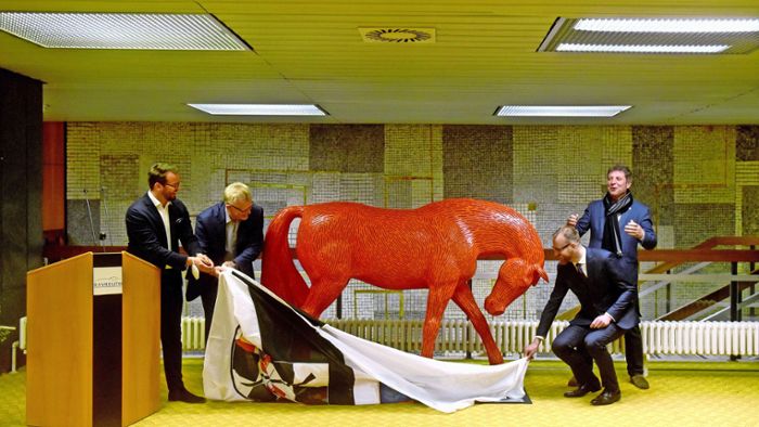 Rotes Pferd seht in Bayreuther Stall