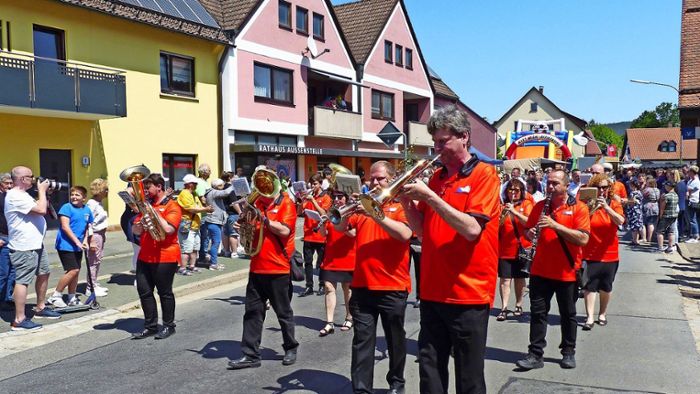 Buntes Straßenfest mit Tanz und Musik