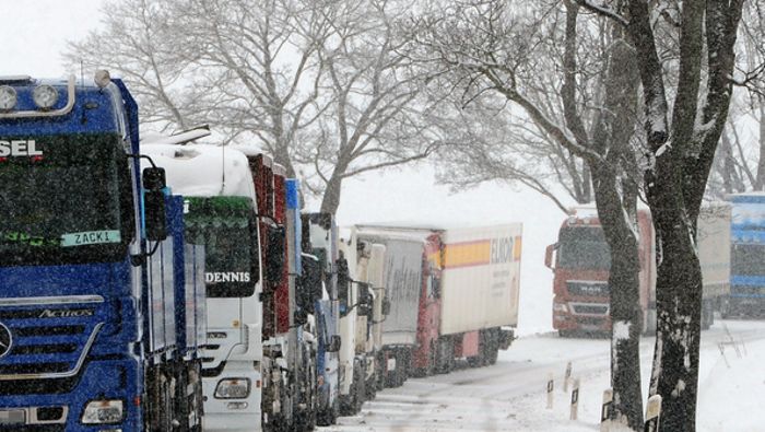 Schneefall sorgt für Verkehrschaos