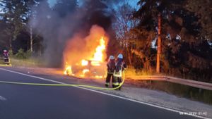 Verlassener Peugeot brennt aus