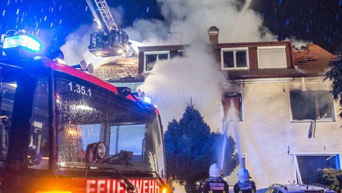 13 Verletzte bei Wohnhausbrand - Frau vermisst