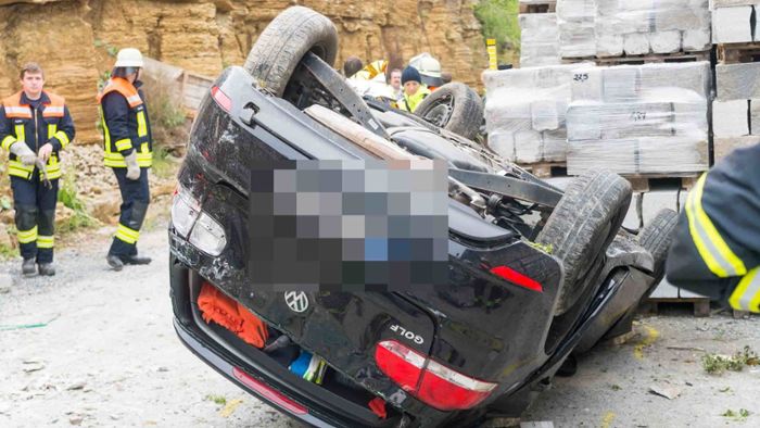 Auto stürzt in Steinbruch - Fahrer tot